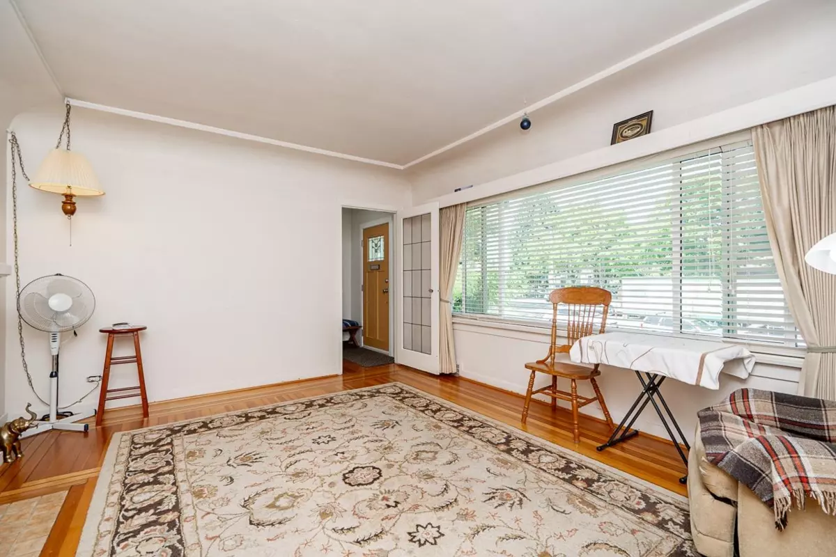 Dining Area Photo of 916 Thirteenth Street, New Westminster, BC