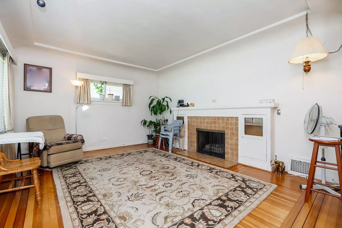 Family Room Photo of 916 Thirteenth Street, New Westminster, BC