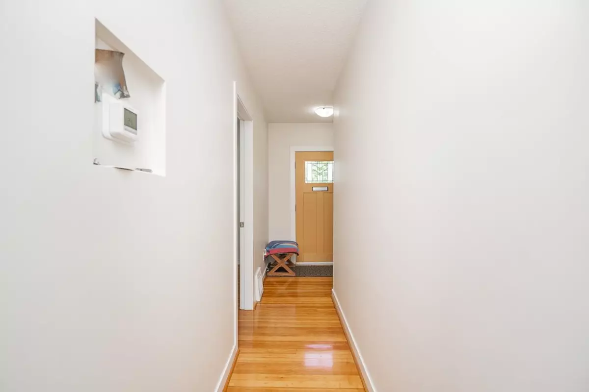 Living Room Photo of 916 Thirteenth Street, New Westminster, BC