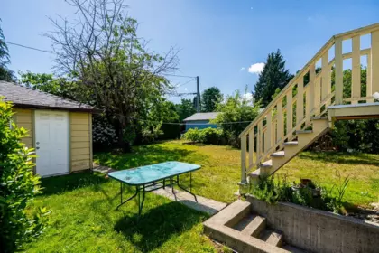 Garden / Landscaping Photo of 916 Thirteenth Street, New Westminster, BC