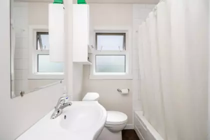 Guest Bathroom Photo of 916 Thirteenth Street, New Westminster, BC