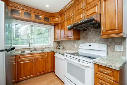 Kitchen Island Photo of 916 Thirteenth Street, New Westminster, BC