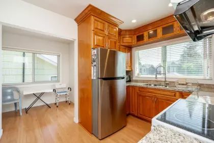Kitchen Photo of 916 Thirteenth Street, New Westminster, BC