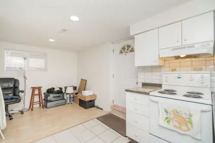 Mudroom Photo of 916 Thirteenth Street, New Westminster, BC