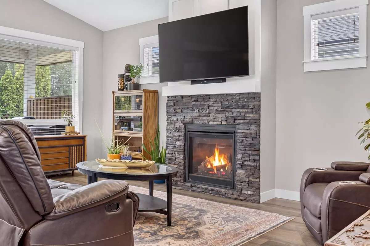 Living Room Photo of 45386 Spadina Avenue, Chilliwack, BC