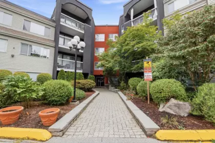 210 5700 200th Street, Langley, BC, Langley — Apartment/Condo for sale