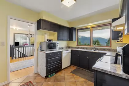 Kitchen Island Photo of 556 Ballantree Road, West Vancouver, BC
