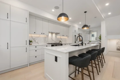 Kitchen Island Photo of 1 375 E 33rd Avenue, Vancouver, BC