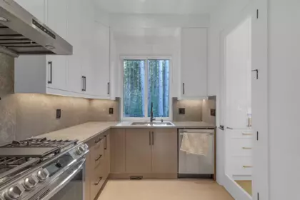 Kitchen Island Photo of 19704 31a Avenue, Langley, BC