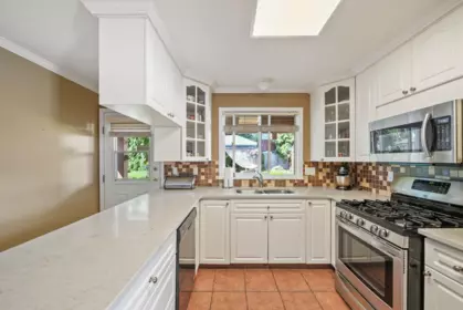 Kitchen Island Photo of 18555 57 Avenue, Surrey, BC