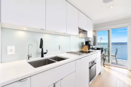 Kitchen Island Photo of 807 150 24th Street, West Vancouver, BC