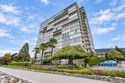 Swimming Pool Photo of 807 150 24th Street, West Vancouver, BC