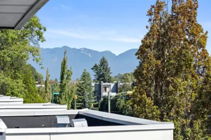 Front Yard Photo of 225 1010 W 47th Avenue, Vancouver, BC