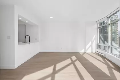 Kitchen Island Photo of 1506 1288 Alberni Street, Vancouver, BC