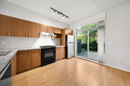 Kitchen Photo of 3 301 Klahanie Drive, Port Moody, BC