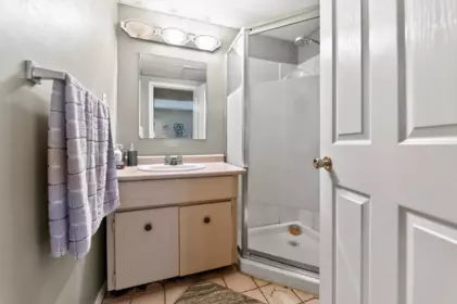 Walk-In Closet Photo of 1 808 Ramona Place, Harrison Hot Springs, BC