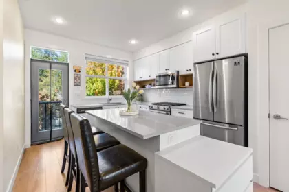 Kitchen Island Photo of 53 27735 Roundhouse Drive, Abbotsford, BC