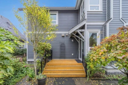 Front Yard Photo of 264 Holly Avenue, New Westminster, BC