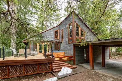 8656 Lakewood Court, Whistler, BC, Whistler — Single Family Residence for sale