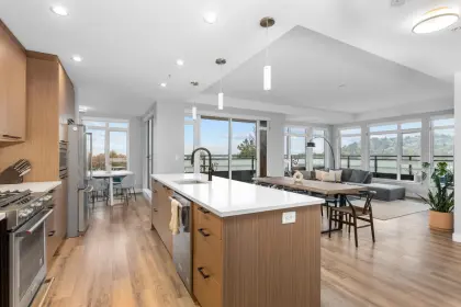 501 4289 Hastings Street, Burnaby, BC, Burnaby — Apartment/Condo for sale