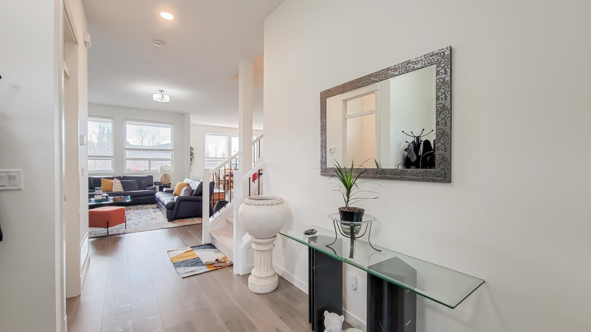 Living Room Photo of 24670 106 Avenue, Maple Ridge, BC