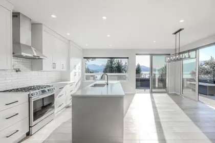 1828 North Road, Gibsons, BC, Gibsons — Single Family Residence for sale