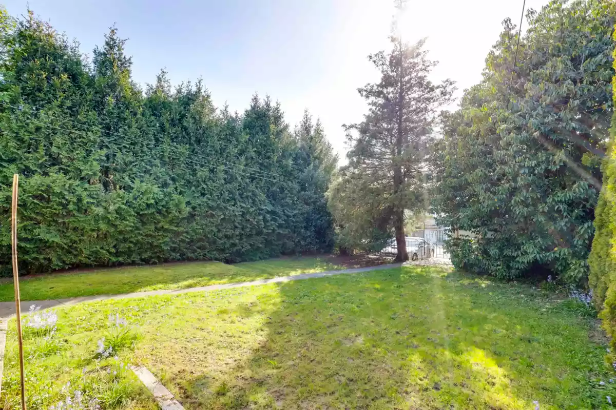 Entry Foyer Photo of 7475 Knight Street, Vancouver, BC