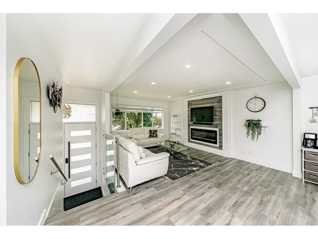 Kitchen Island Photo of 14927 Kew Drive Drive, Surrey, BC