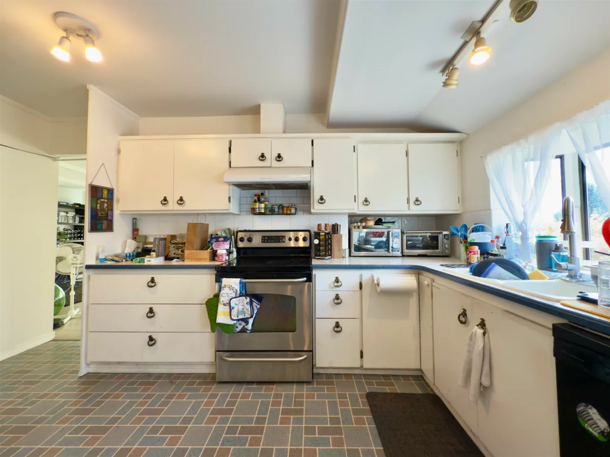 Breakfast Nook Photo of 1352 Oxford Street, White Rock, BC