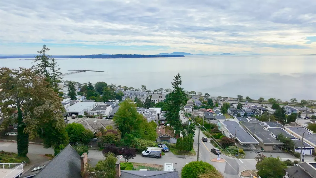 Mudroom Photo of 1352 Oxford Street, White Rock, BC