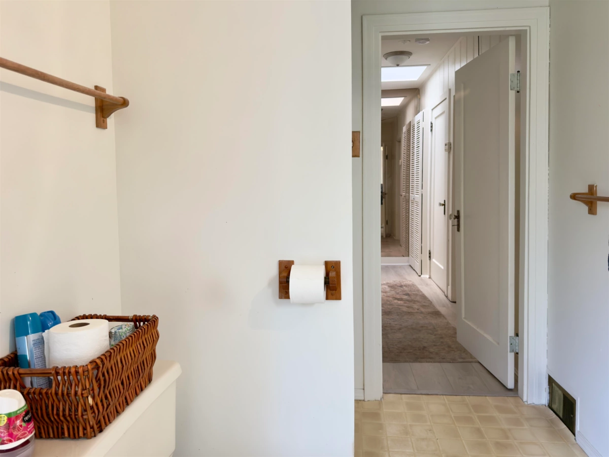 Walk-In Closet Photo of 1352 Oxford Street, White Rock, BC