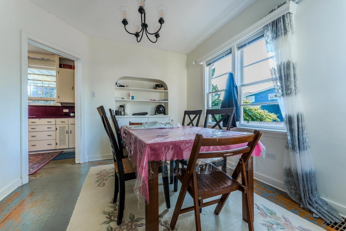 Dining Area Photo of 46220 Maple Avenue, Chilliwack, BC