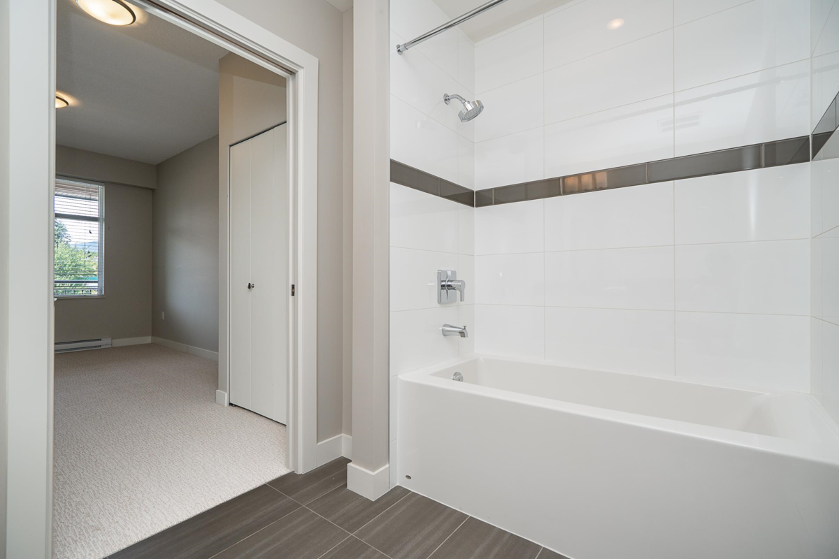 Hallway Photo of 2410 963 Charland Avenue, Coquitlam, BC