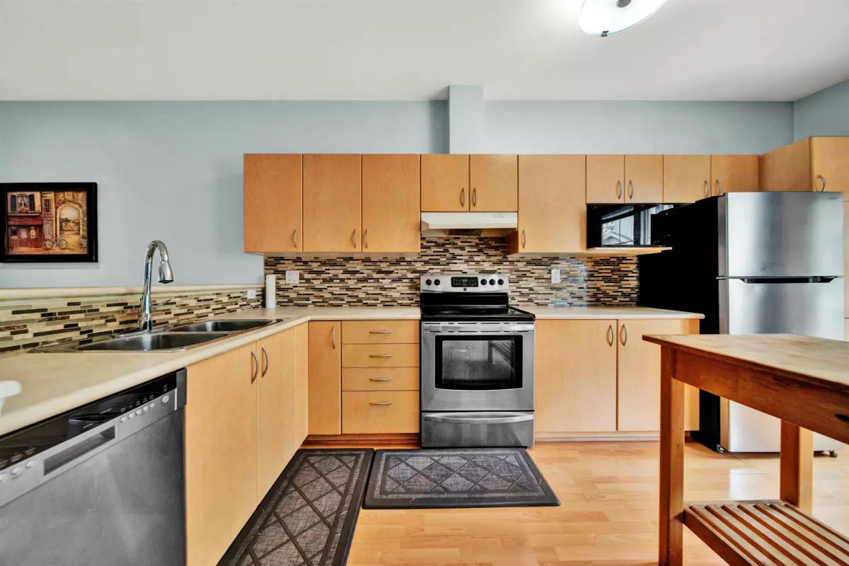 Kitchen Island Photo of 7 14952 58 Avenue, Surrey, BC