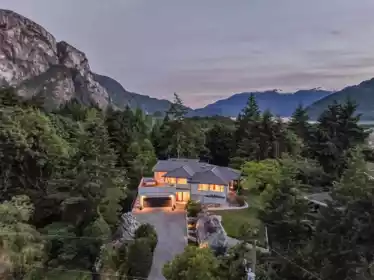 38243 Vista Crescent, Squamish, BC, Squamish — 5 bed single family residence for sale
