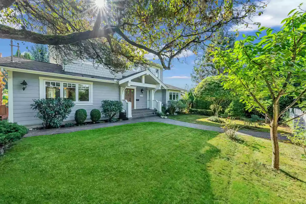 Living Room Photo of 1138 Inglewood Avenue, West Vancouver, BC