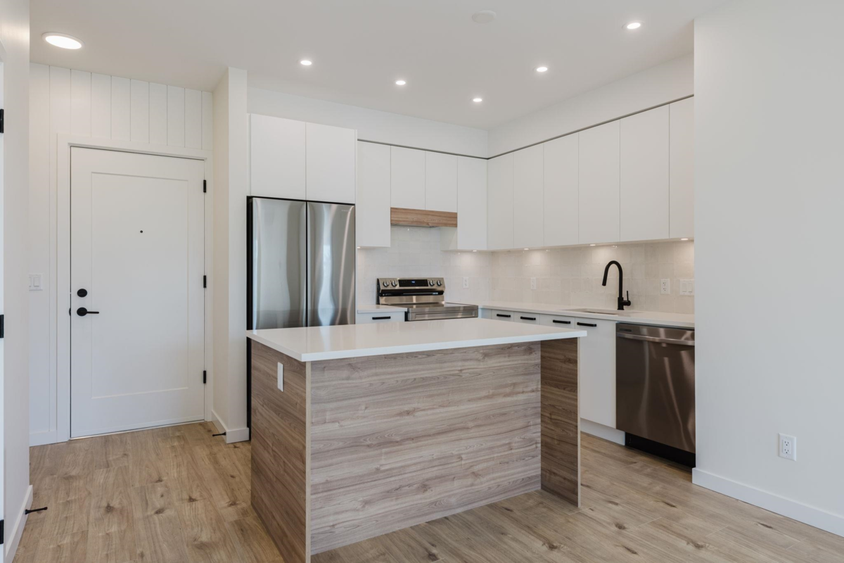 Living Room Photo of 105 33920 Best Avenue, Mission, BC