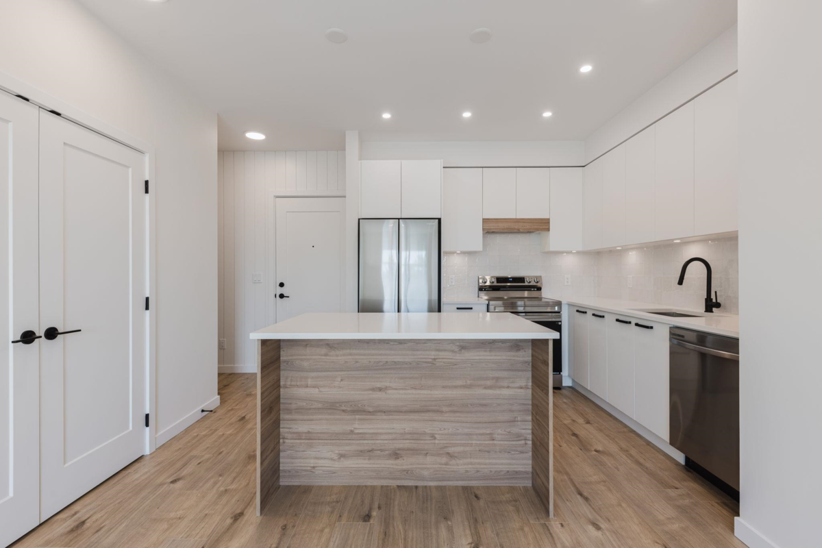 Primary Bathroom Photo of 105 33920 Best Avenue, Mission, BC