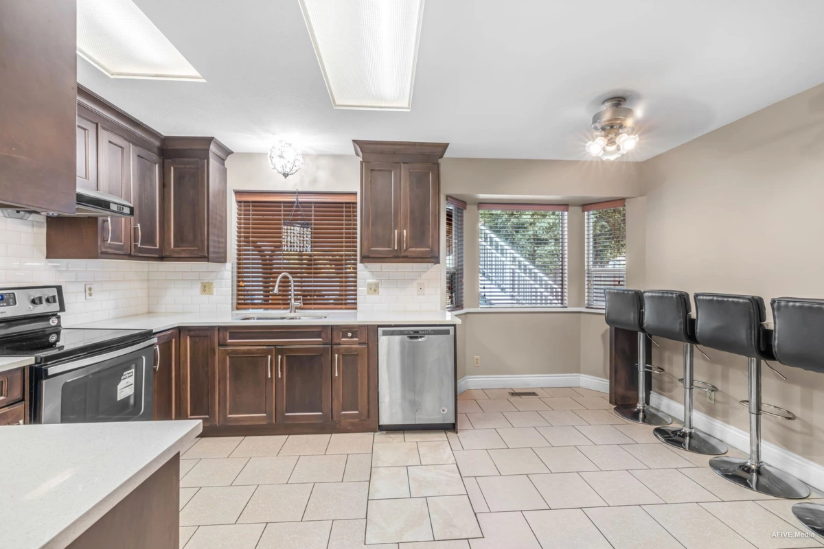 Walk-In Closet Photo of 9087 144 Street, Surrey, BC