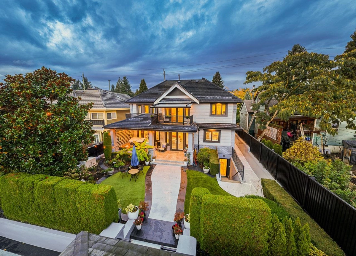 Backyard Photo of 559 E 4th Street, North Vancouver, BC