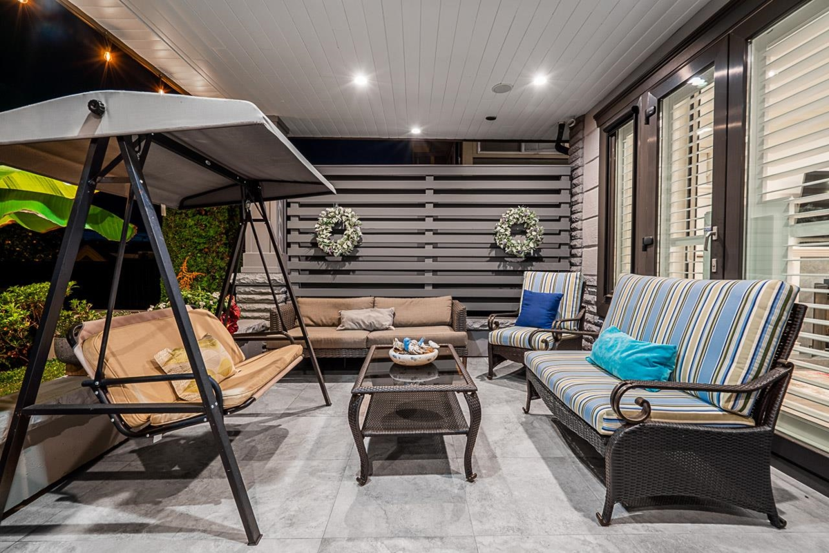 Entry Foyer Photo of 559 E 4th Street, North Vancouver, BC