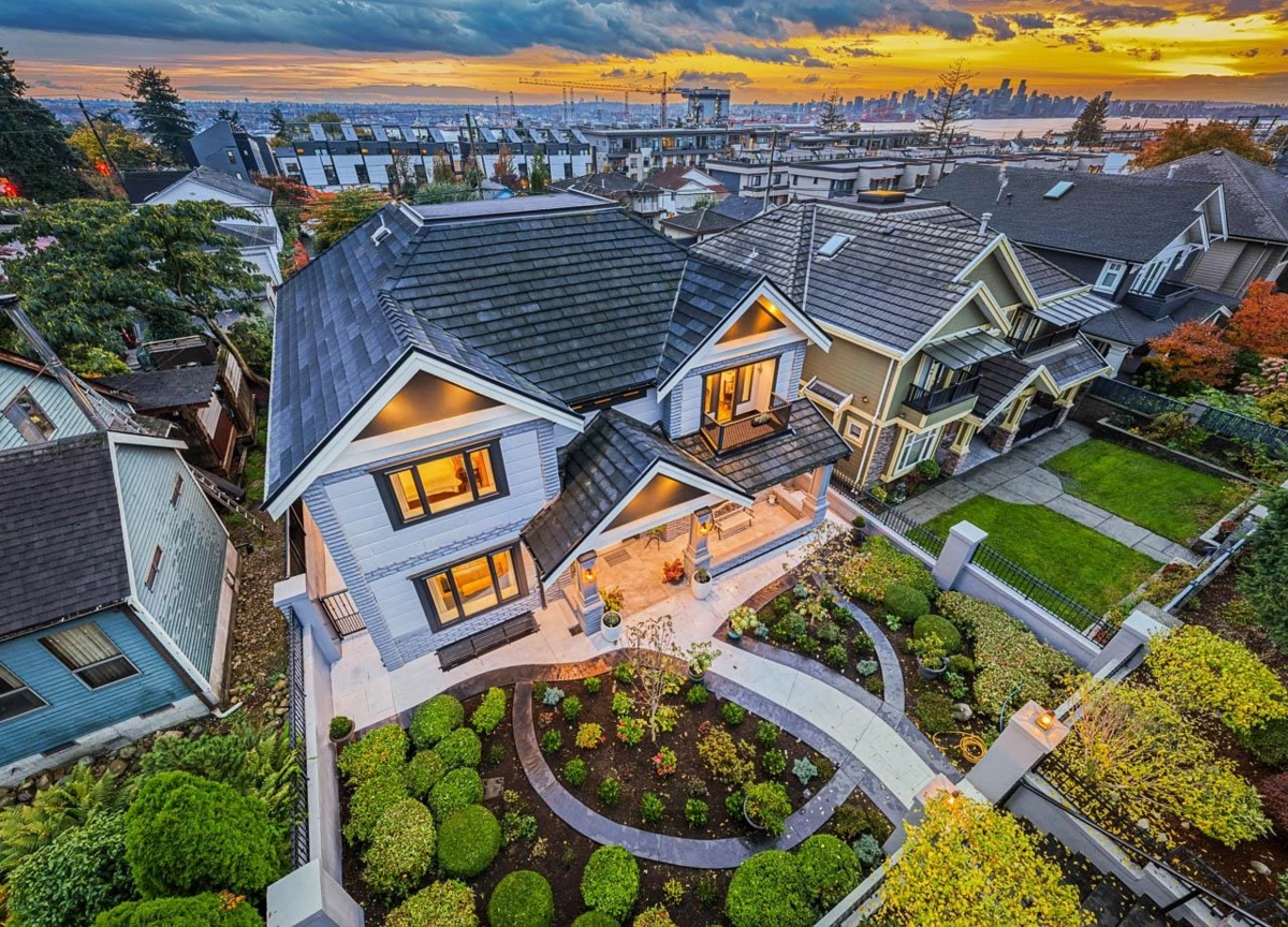 Front Yard Photo of 559 E 4th Street, North Vancouver, BC