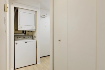 Walk-In Closet Photo of 220 1500 Pendrell Street, Vancouver, BC