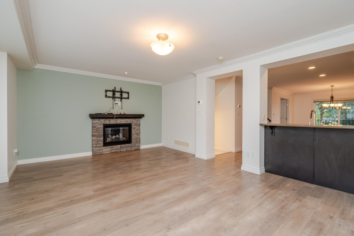 Kitchen Island Photo of 14 1609 Agassiz-Rosedale No 9 Highway, Agassiz, BC