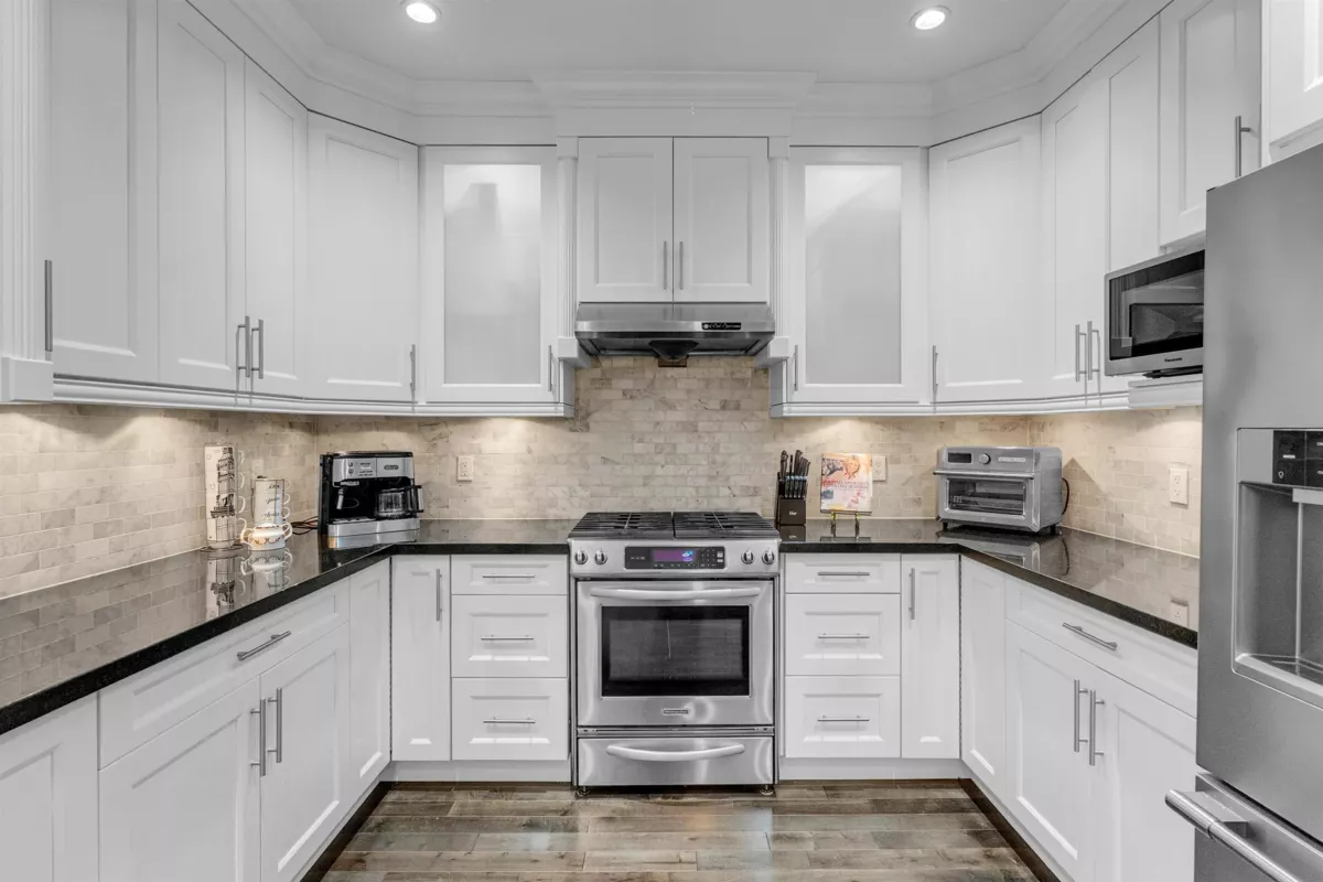Kitchen Island Photo of 21161 80a Avenue, Langley, BC