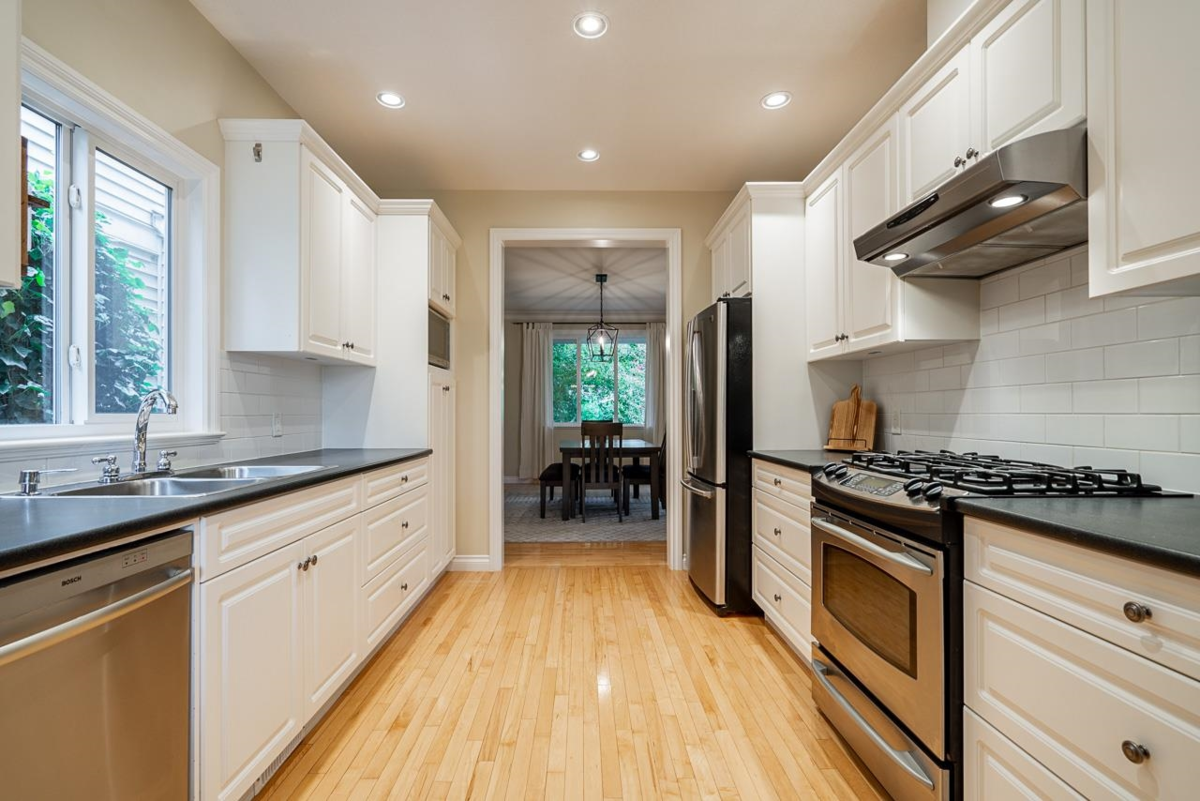 Kitchen Island Photo of 36086 Shadbolt Avenue, Abbotsford, BC