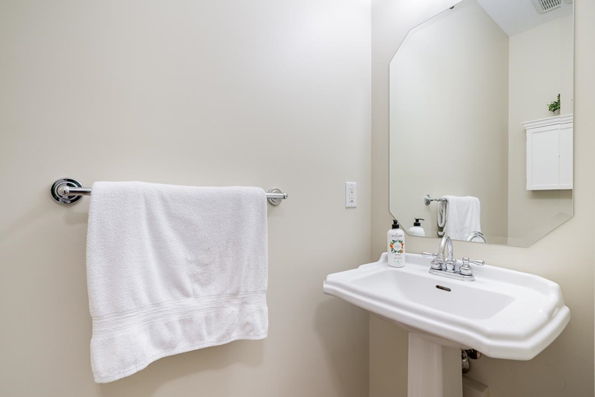 Powder Room Photo of 36086 Shadbolt Avenue, Abbotsford, BC