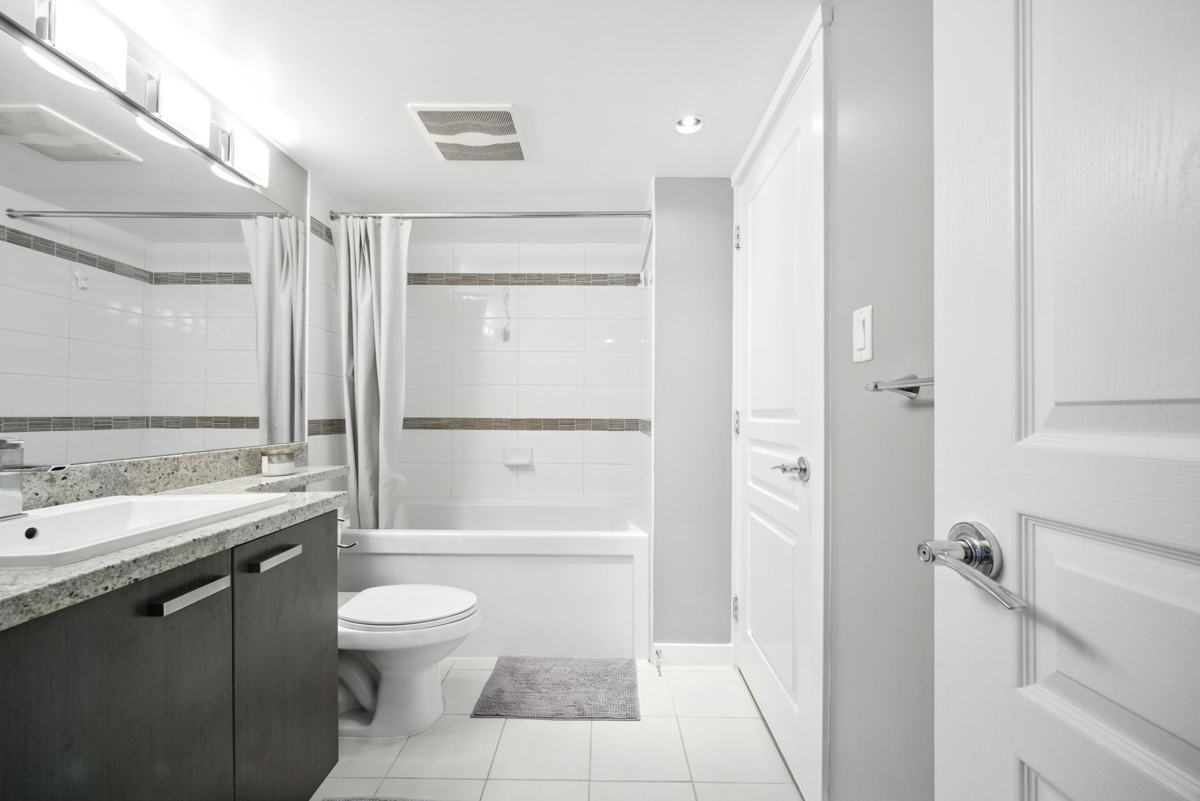 Hallway Photo of 118 9399 Tomicki Avenue, Richmond, BC