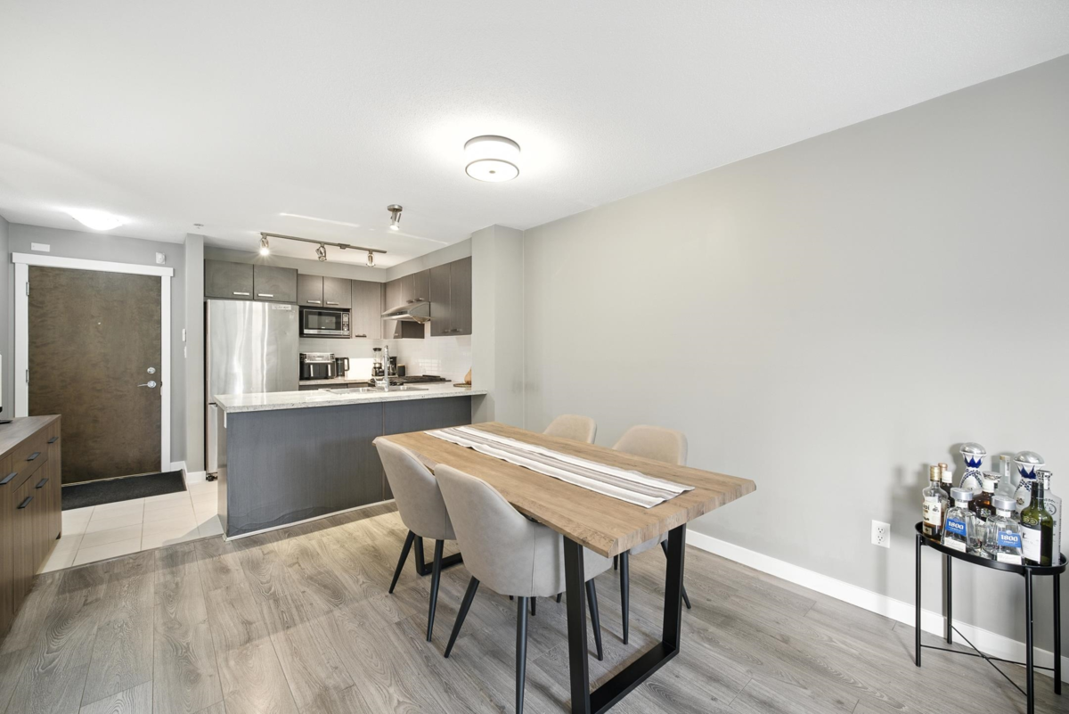 Kitchen Island Photo of 118 9399 Tomicki Avenue, Richmond, BC