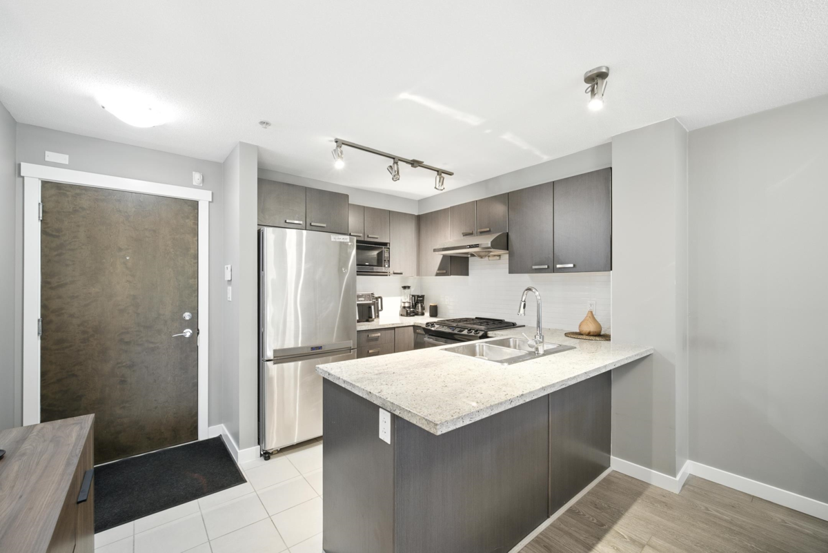 Living Room Photo of 118 9399 Tomicki Avenue, Richmond, BC